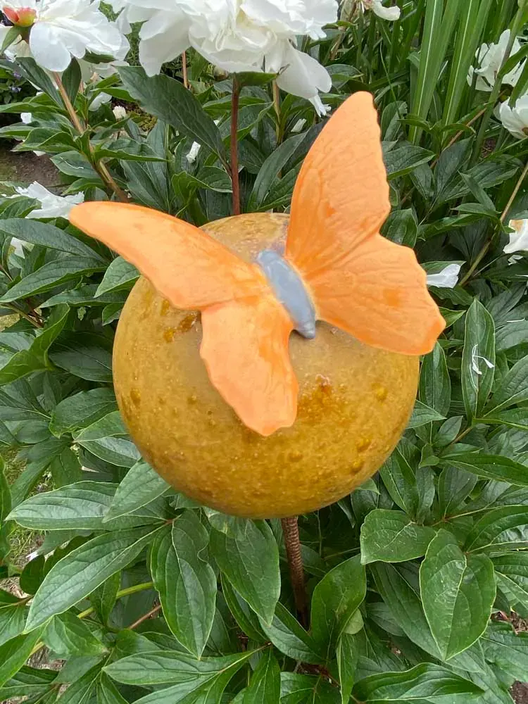 Rosenkugel mit Schmetterling – Bild 1
